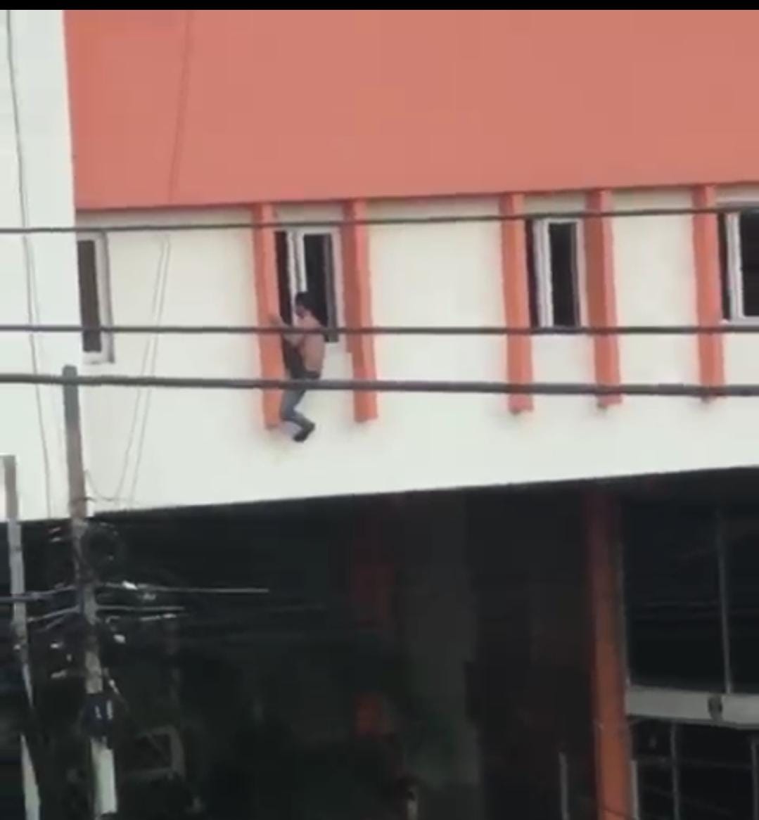Hombre moribundo al caer de un edificio en San Pedro Sula.