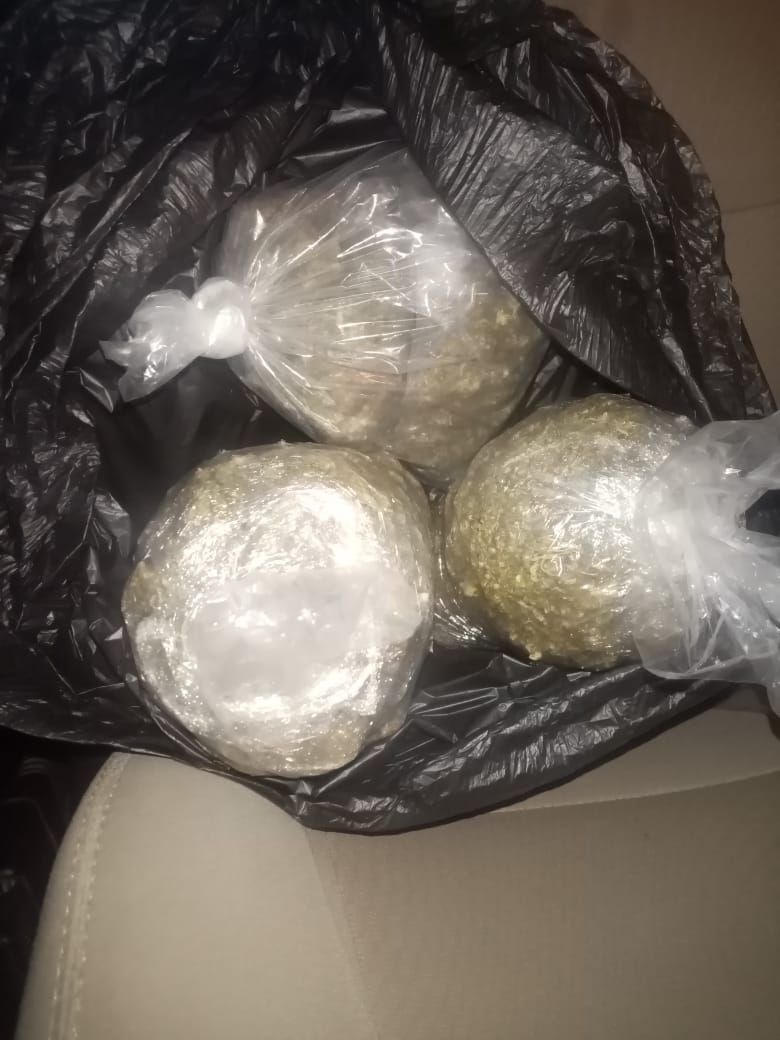 Decomisan droga encontrada en vehículo abandonado.