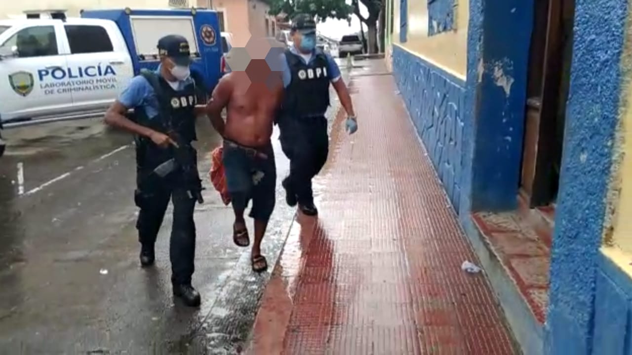 Con indumentaria militar, drogas y armas capturan a "El Pichete".