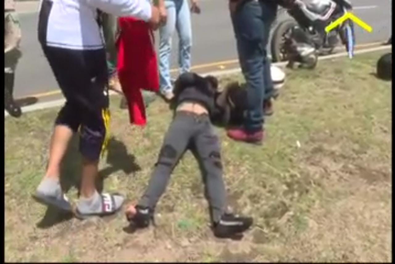 ¡Se le atravesó un perro y perdió el control de su motocicleta!