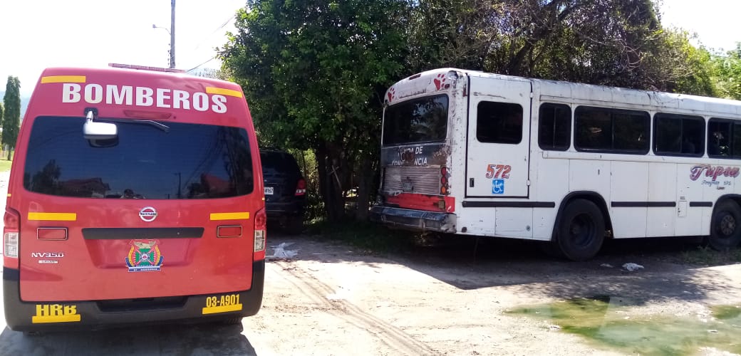 Hombre muere al interior de un bus.