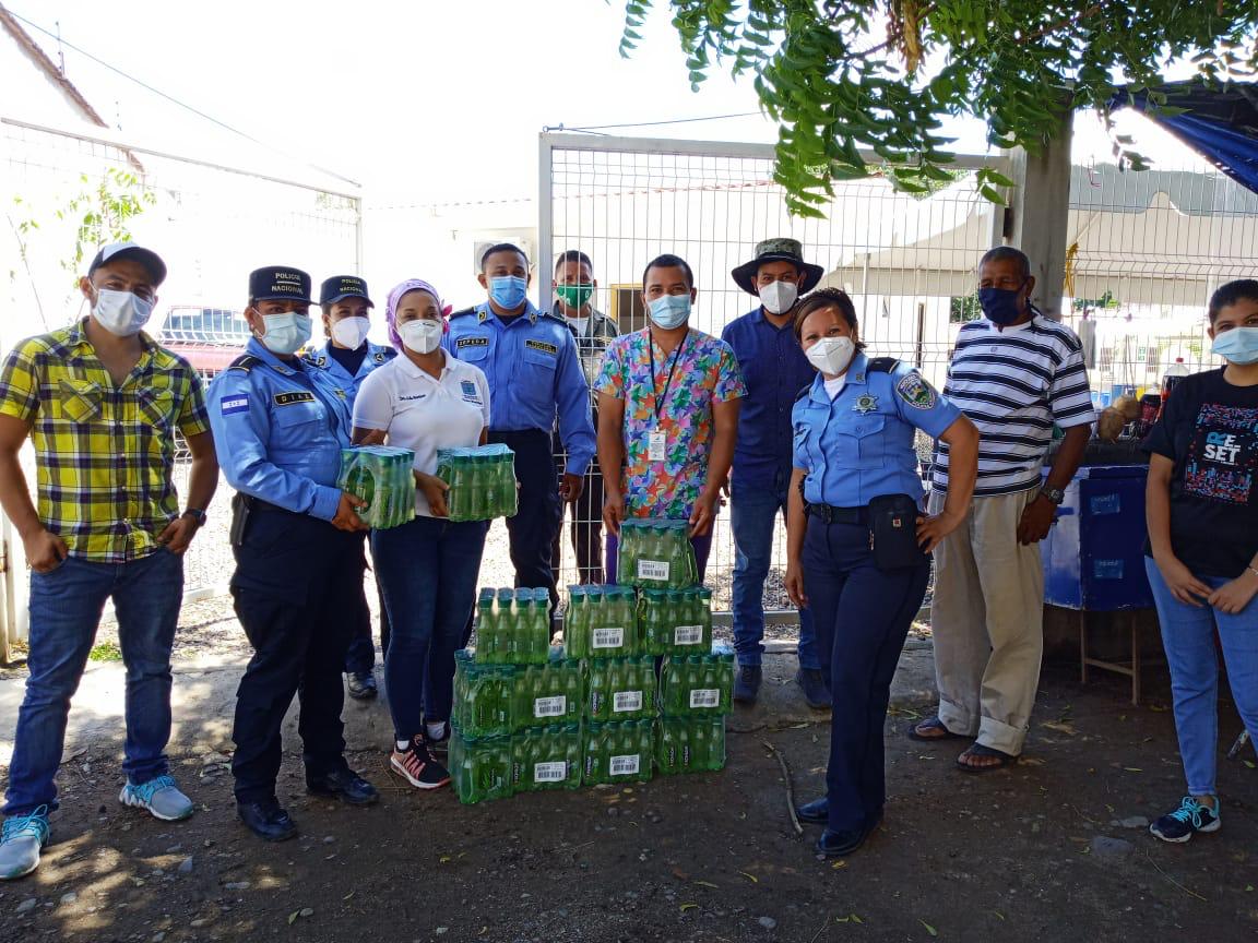 Policía Nacional distribuye 120 mil bebidas hidratantes a niños y jóvenes de Honduras
