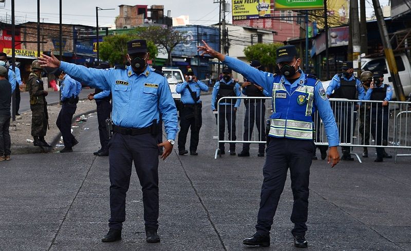 Más de 100 policías suspendidos por la pandemia.