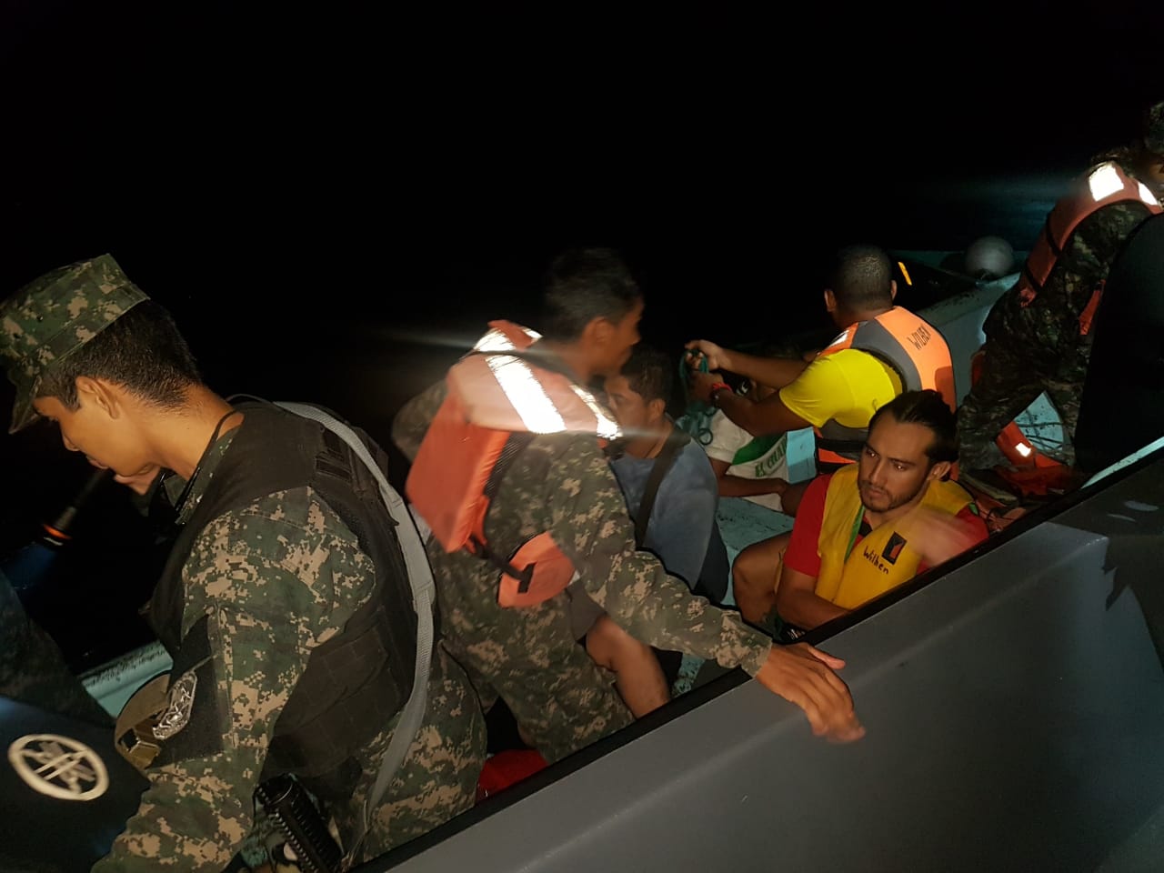 Fuerza Naval rescata a cinco náufragos.