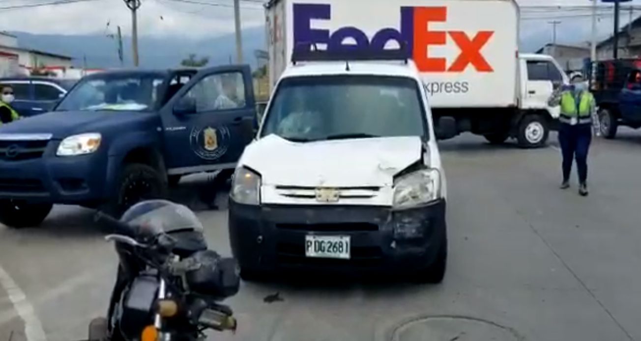 Aparatoso accidente de tránsito deja una persona herida.