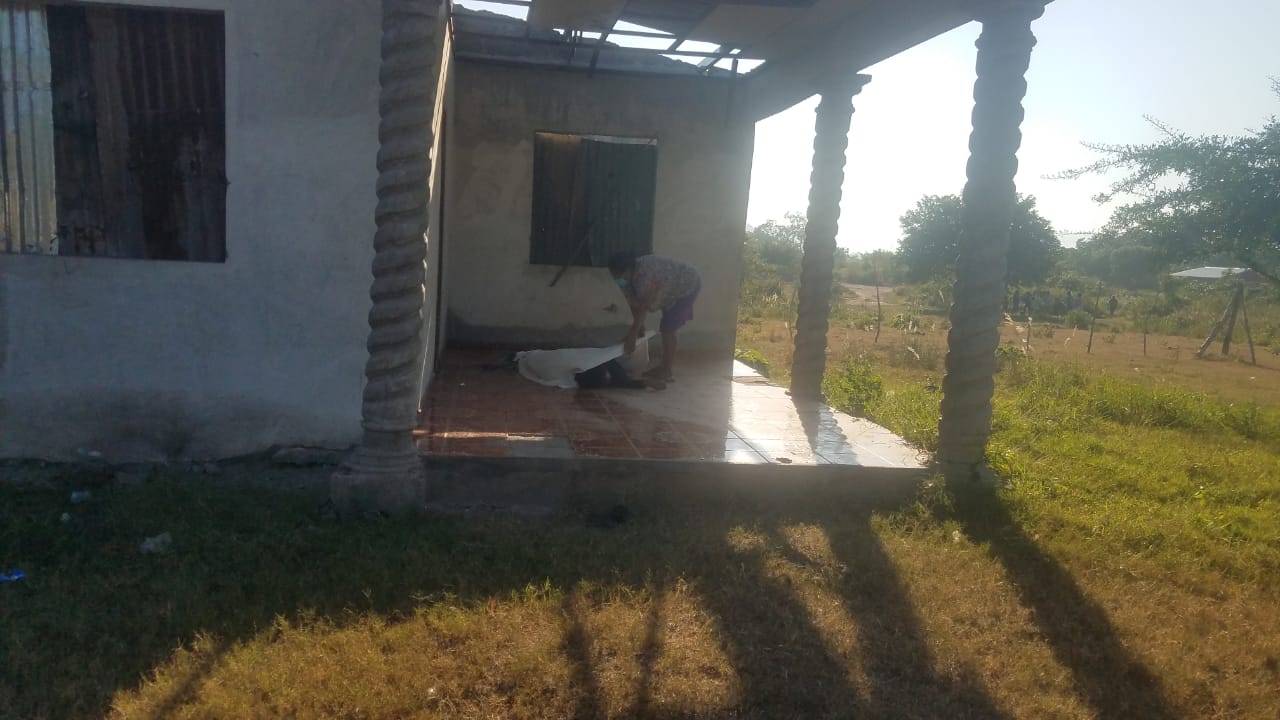 la encuentran muerta en el patio de su casa.