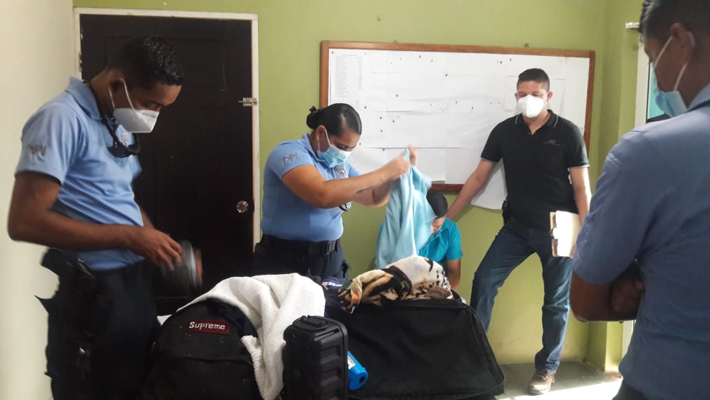 Detienen agente penitenciario con envoltorios de supuesta cocaína y piedras crack en cárcel de Copán