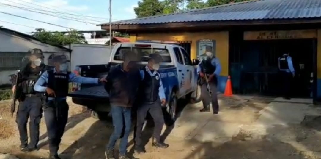 Capturan a un hombre acusado de homicidio.