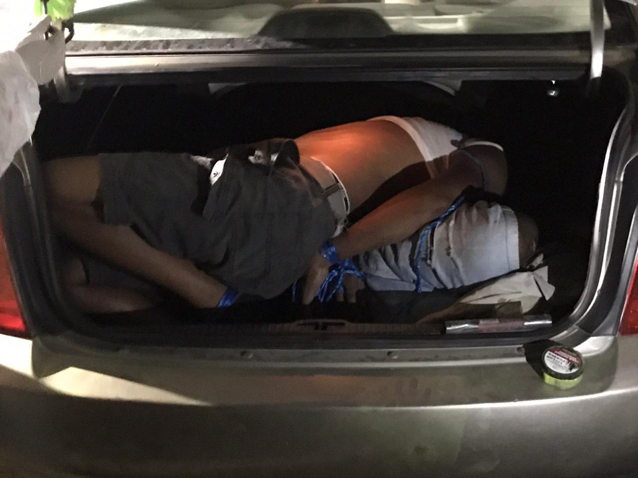 Los matan y los dejan en el baúl del carro.