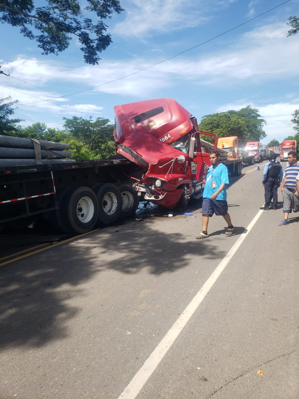 Vídeo: Trailero muere al impactar con otra rastra.