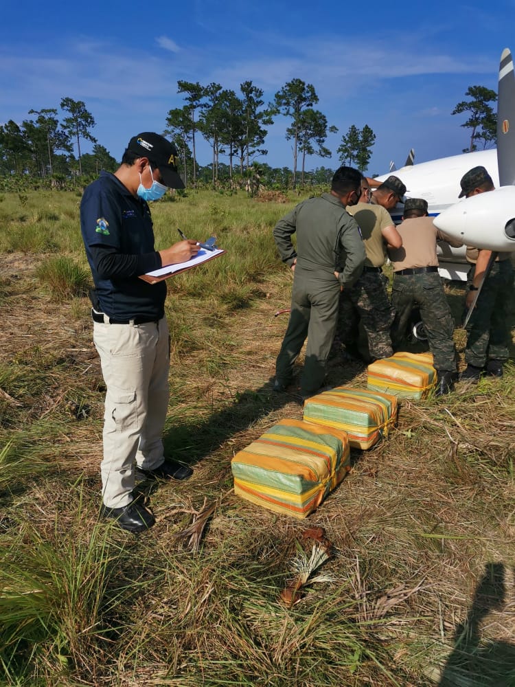 ATIC encuentra otros tres fardos de supuesta cocaína en fuselaje de avioneta interceptada.