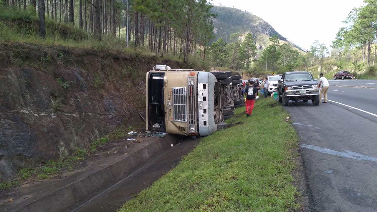 Cisterna cargada de aceite vegetal a punto de causar una tragedia.