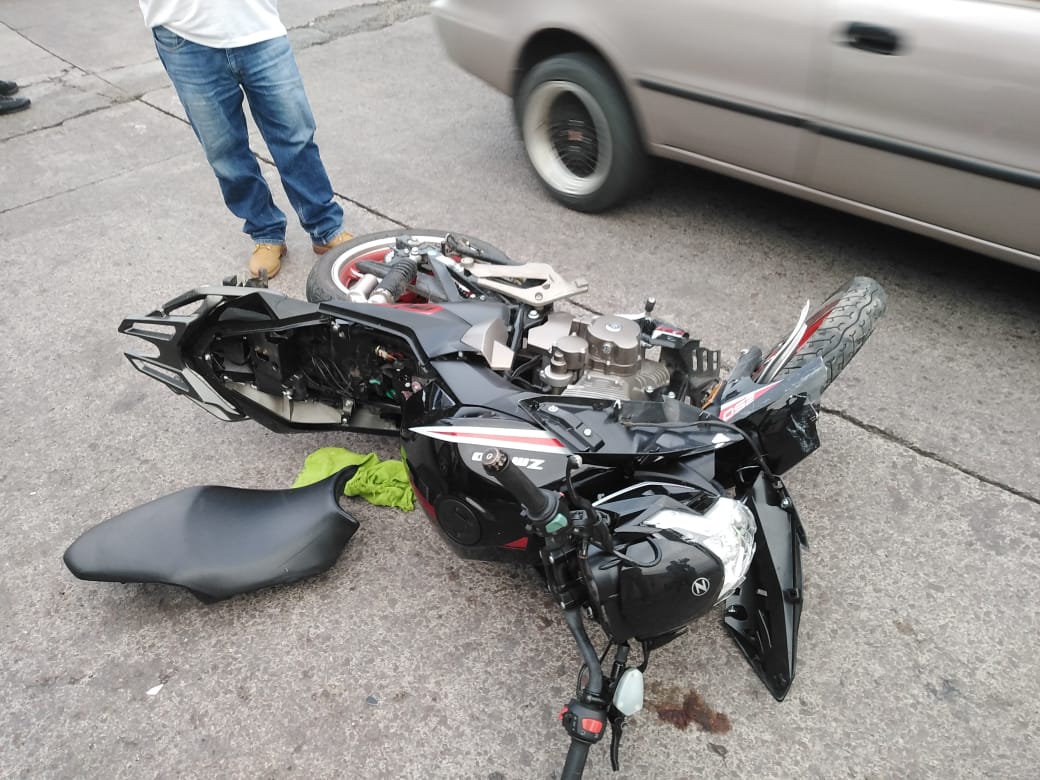 Motociclista borracho se estrella contra un taxi.