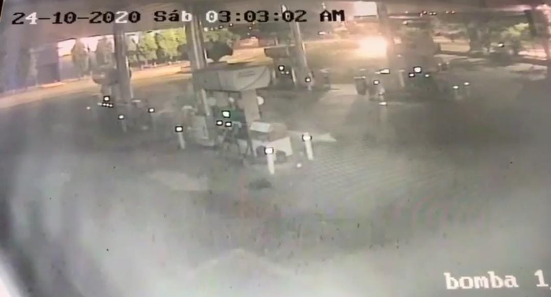 Vídeo: Jóvenes que se conducían en vehículo impactan contra una bomba de combustible.