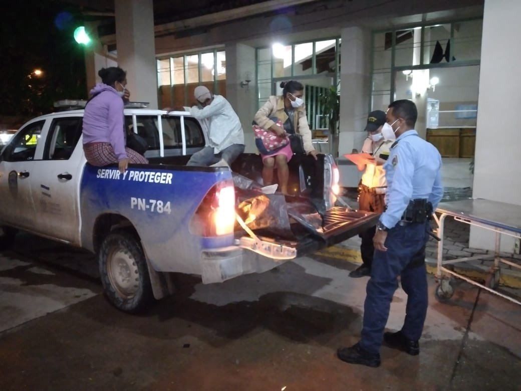 Mujer da a luz en patrulla policial cuando era trasladada a centro asistencial de Juticalpa
