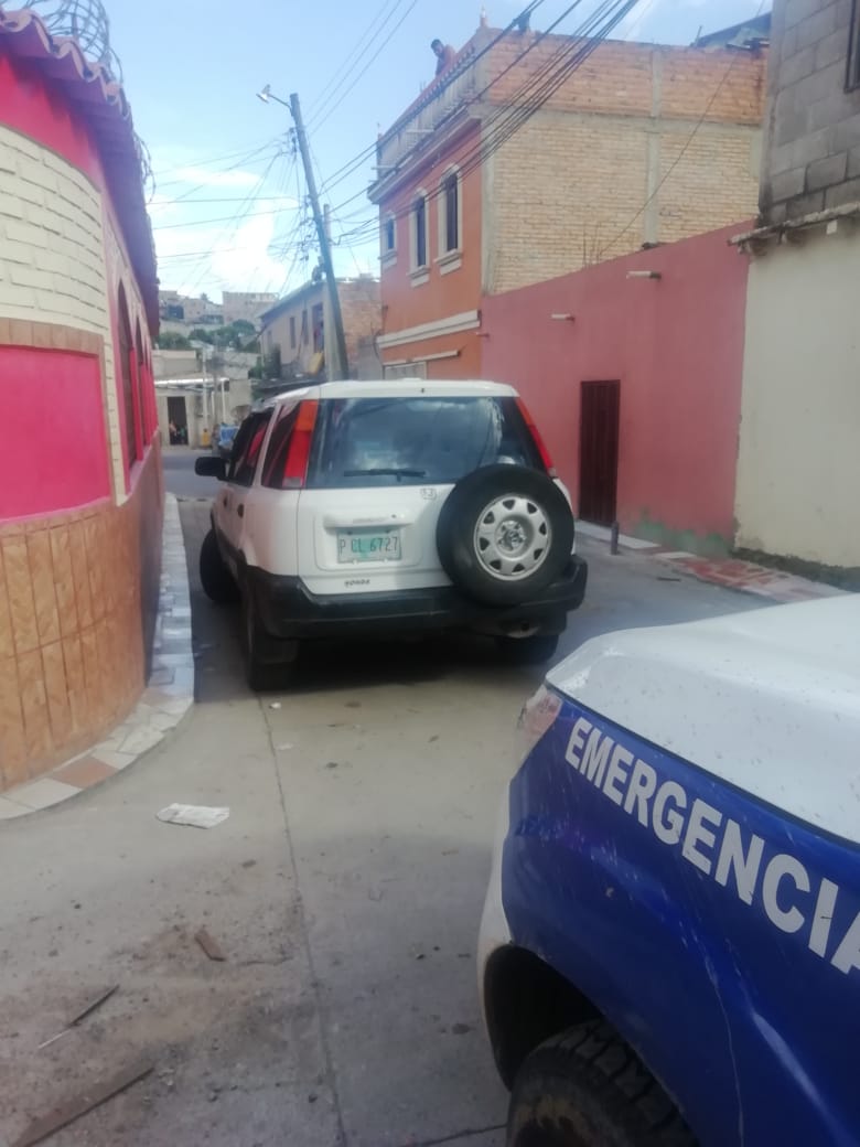 Agentes preventivos recuperan vehículo robado en estacionamiento comercial