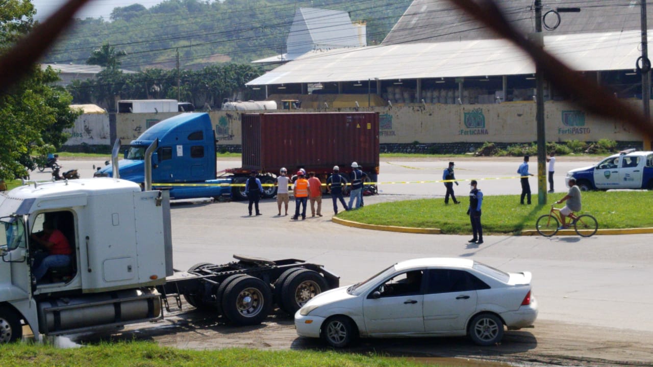 ¡Mujer muere al quedar atrapado en las llantas de un furgón!