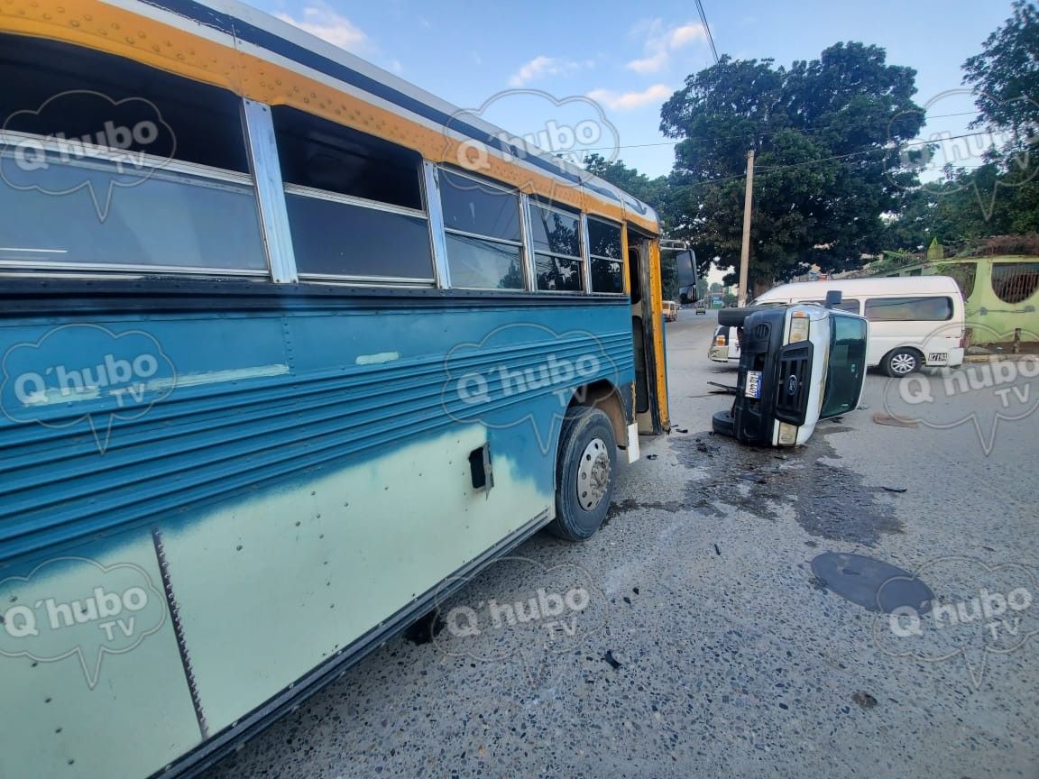 ¡Encontronazo accidente entre un bus y pick up!.