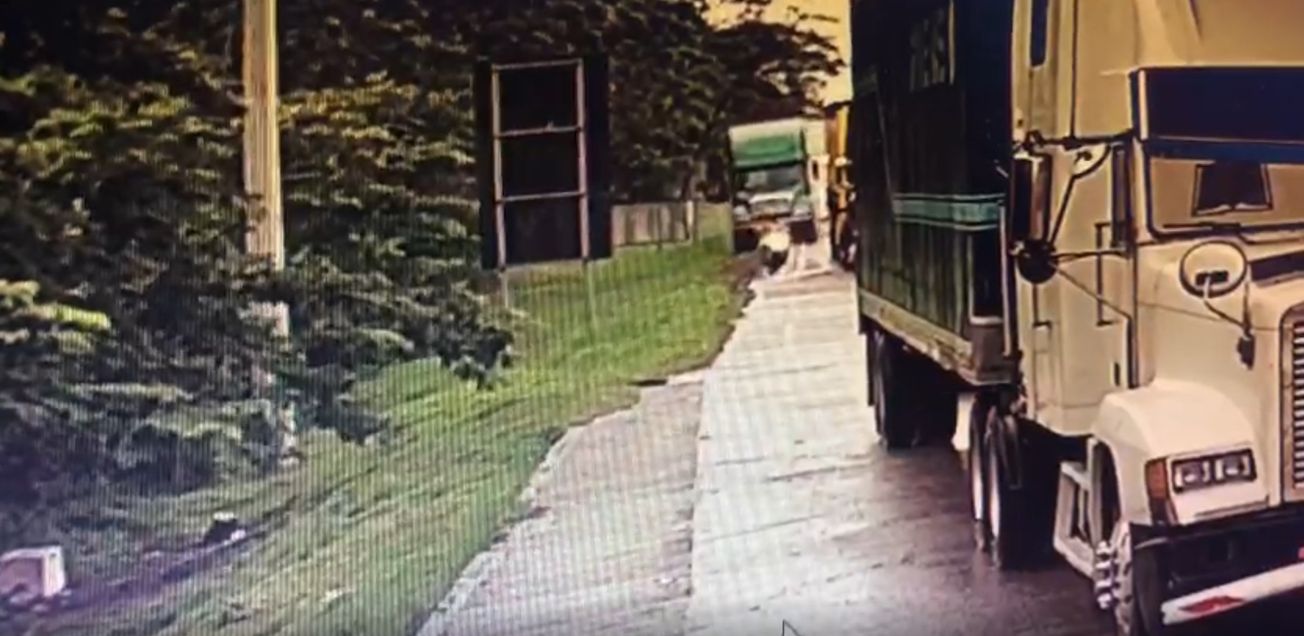 VÍDEO: ¡IMPACTANTES IMÁGENES! muestran momento que rastra mata a un motociclista en Santa Cruz de Yojoa.