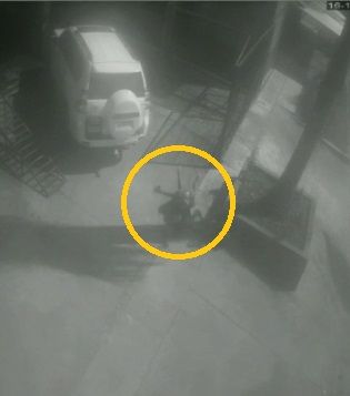 VÍDEO: ¡Salió volando! todo quedó captado en cámaras de seguridad.