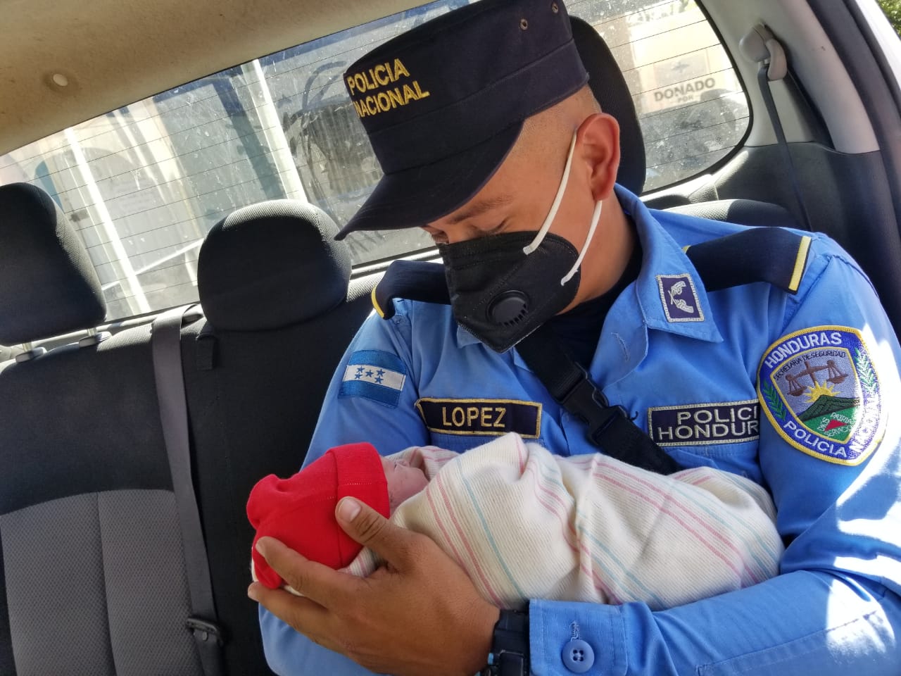 Servir y Proteger: Agentes policiales auxilian a mujer que dio a luz en el interior de patrulla