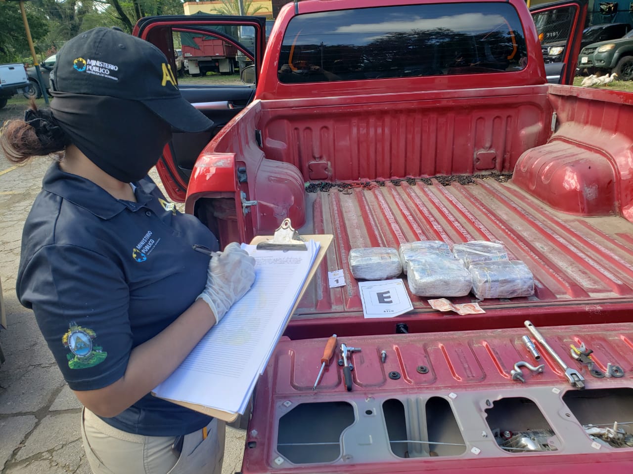 ATIC decomisa droga y fuerte cantidad de dinero en la zona atlántica de Honduras.