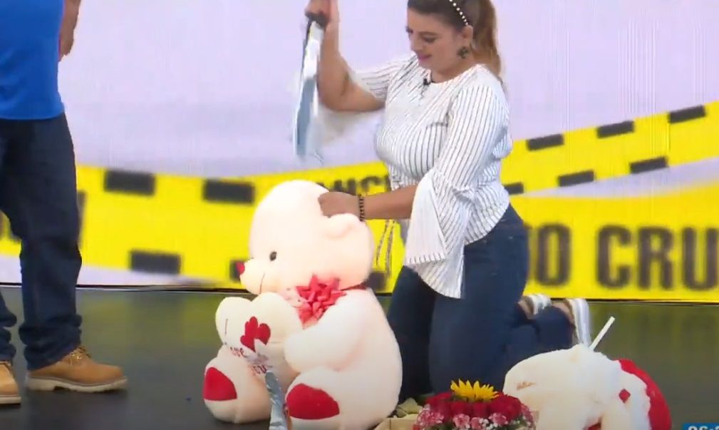 VIDEO: ¡LE METIÓ EL MACHETE AL PELUCHITO! Seyla Meléndez destruye regalos de un "admirador secreto"