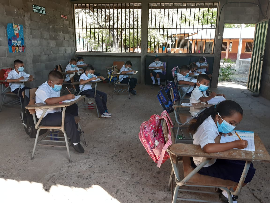 Alumnos retornan a clases de manera semipresencial