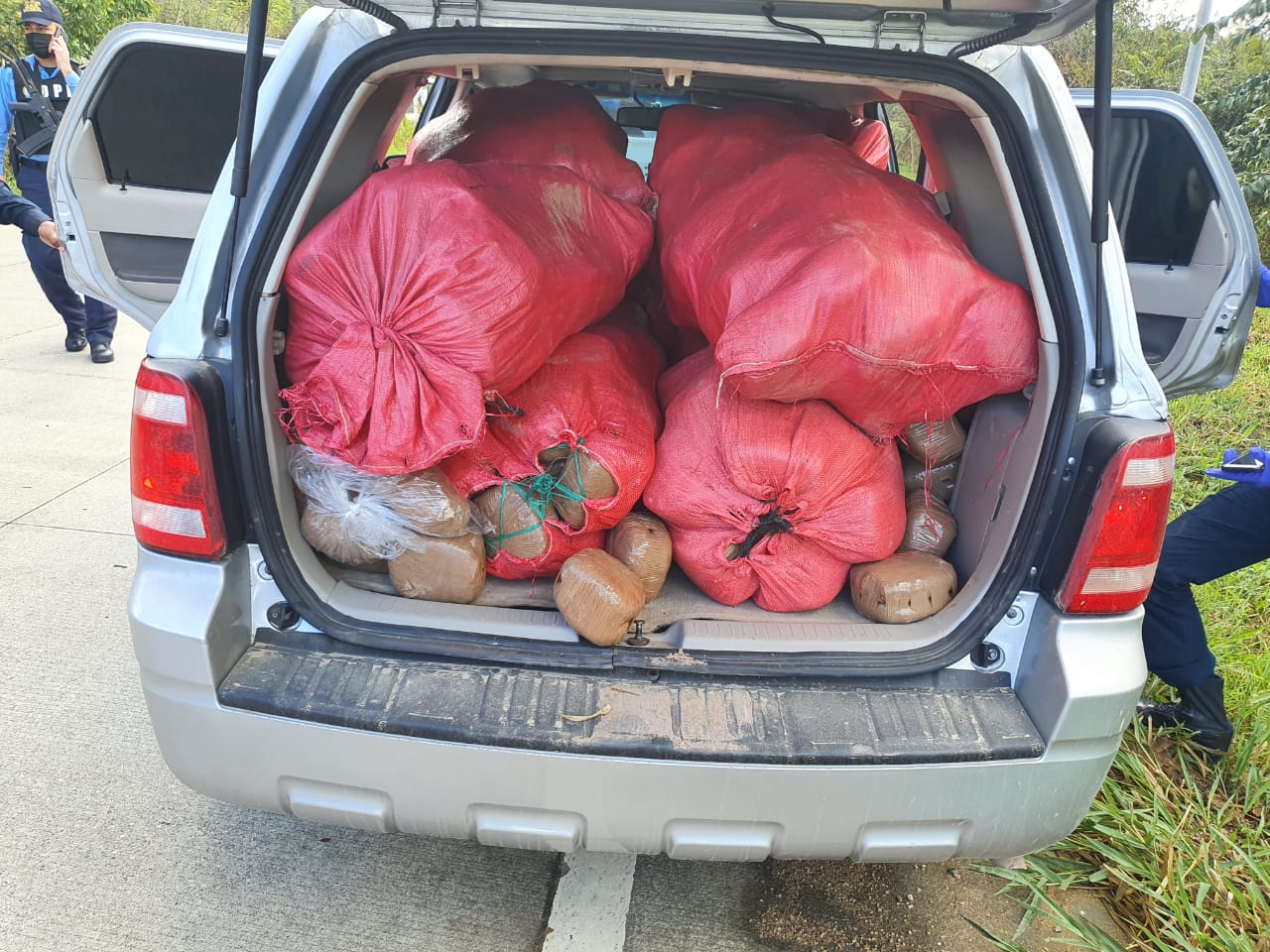 En posesión de unas Mil libras de supuesta marihuana es arrestado de manera flagrante un ciudadano en Olancho