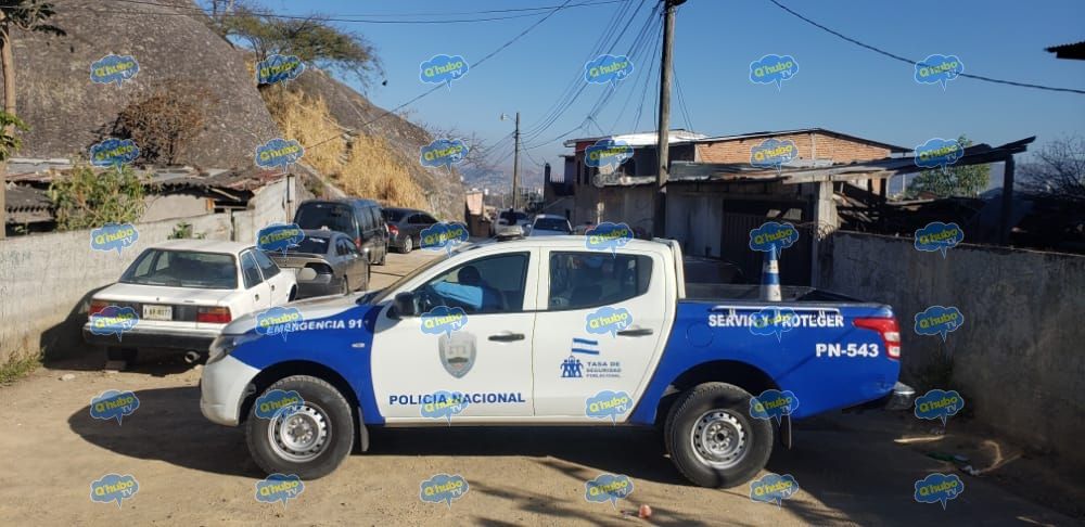 ¡LO MATAN CON UN HACHA!