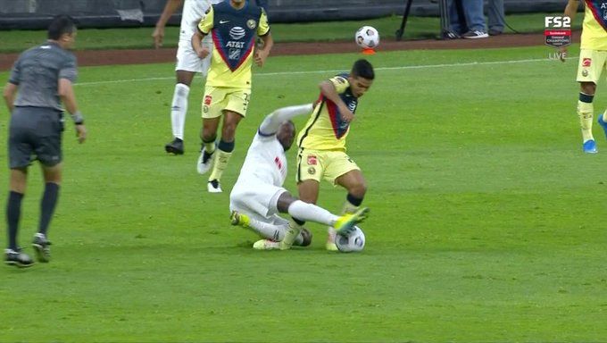 ¡LE LLUEVE SOBRE MOJADO A ARBOLEDA! El colombiano lesionó a "Chucho" López en una dura entrada