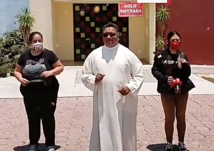 Sacerdote "Tiktokero" una sensación en las redes