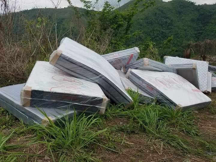 Lote de camas king size ortopédicas son abandonadas en una zona montañosa de Petoa