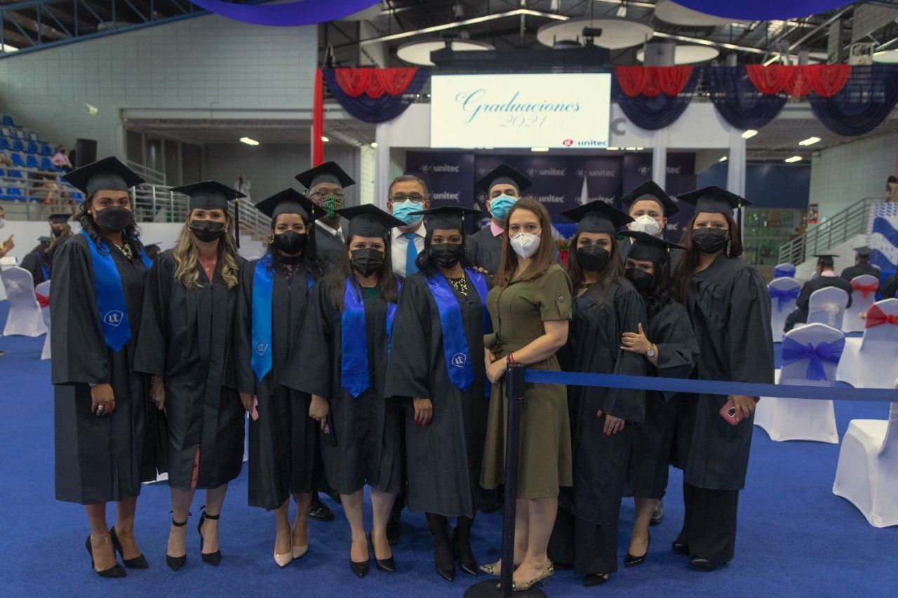 Becas 20/20 y Unitec gradúan 18 becarios en gestión de salud