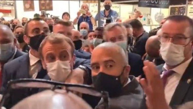 "Huevazo" a Macron