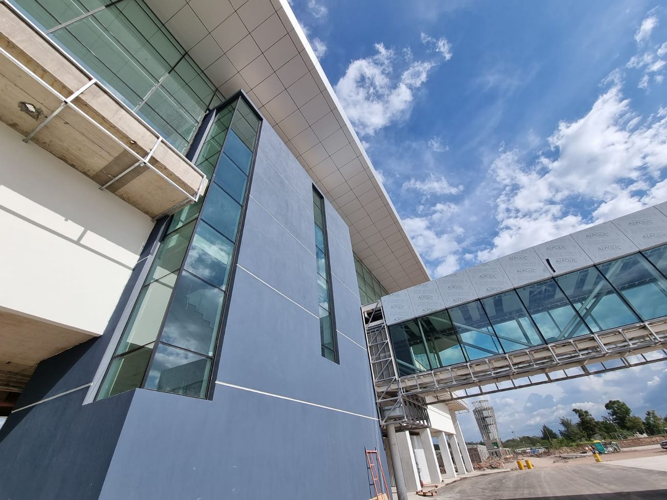 El aeropuerto Palmerola ya exhibe la belleza de sus interiores a medida avanza su construcción