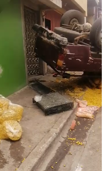Carro cargado de nances volcó en Belén