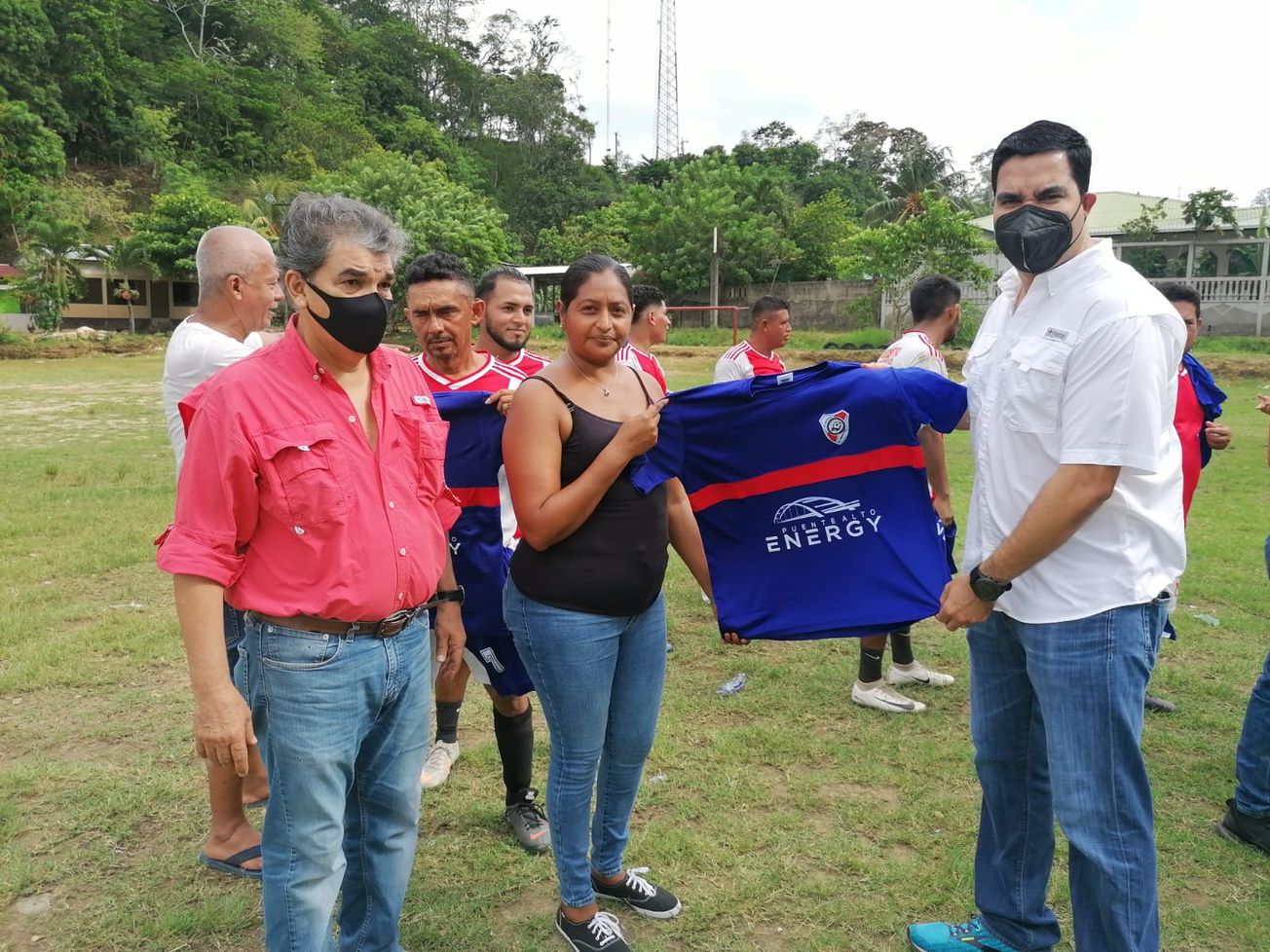 Puente Alto Energy realiza donación de uniformes deportivos en Puerto Cortés