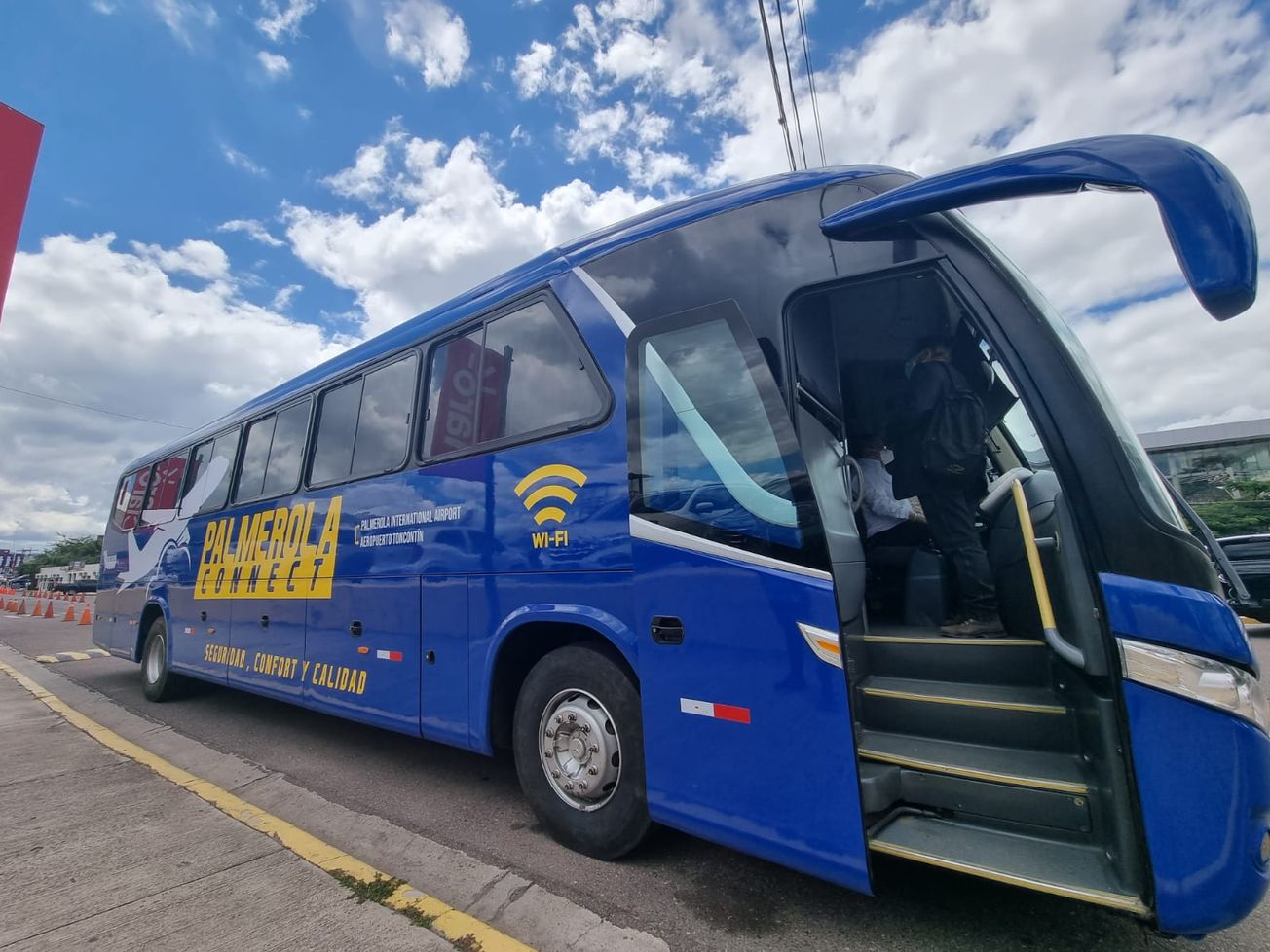 Listo buses ejecutivos que llevarán gratis a pasajeros de Toncontín a Palmerola