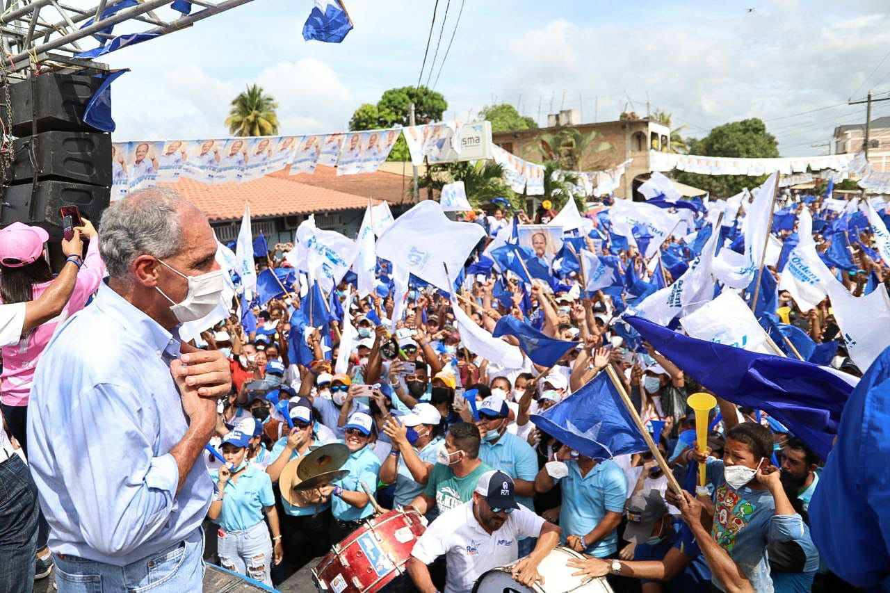 Papi en masiva concentración en Patuca: “Así como transformé la capital, así haré en el resto del país”