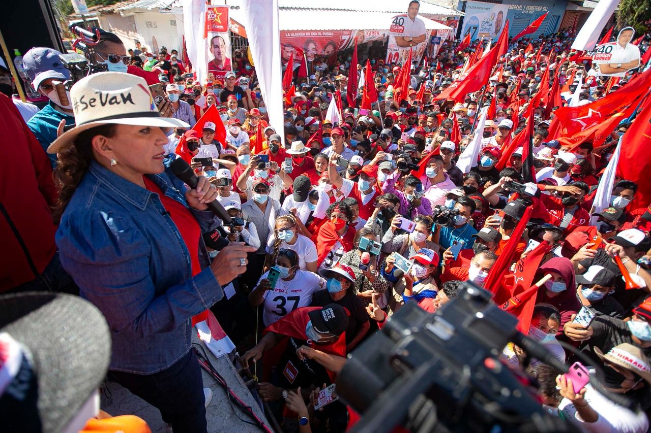 Xiomara Castro recorre las calles de Comayagua