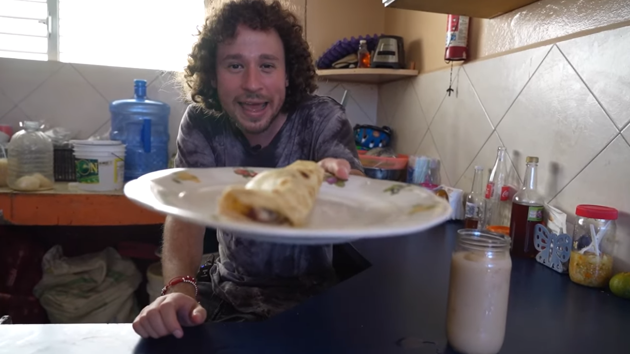 ¡Luisito Comunica queda encantado con las baleadas!