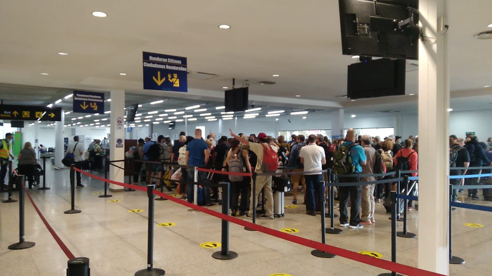 Canadienses regresan a la paradisíaca isla de Roatán