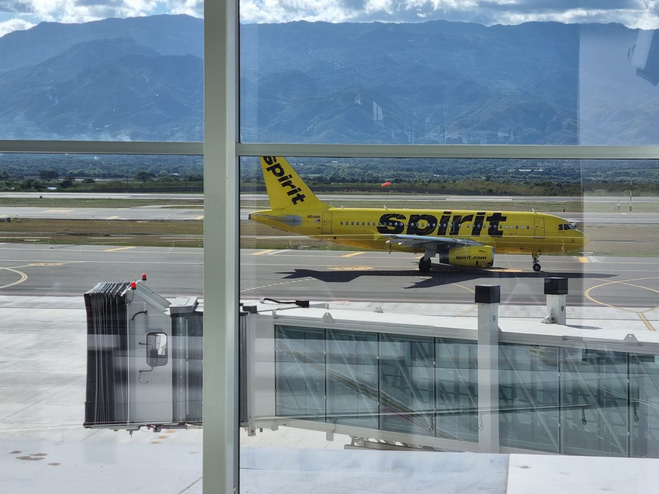 Felices lucieron los pasajeros en el segundo día de operaciones del Palmerola