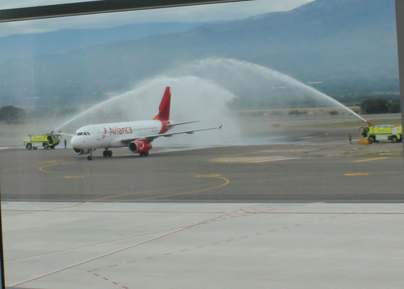 Palmerola recibe primer vuelo de Avianca procedente de El Salvador