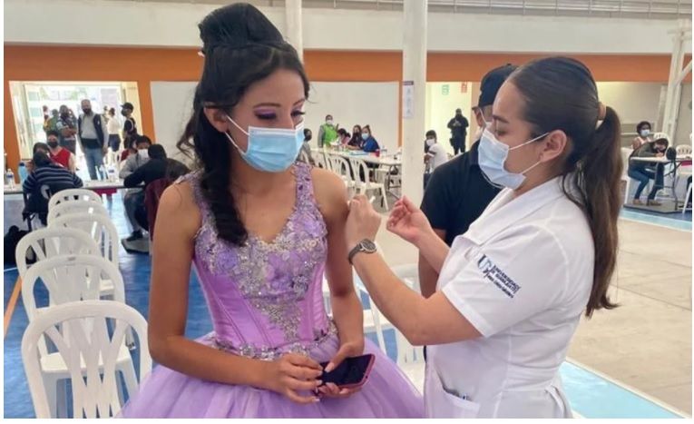 Quinceañera llega a vacunarse antes de su fiesta
