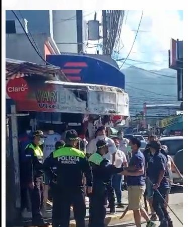VÍDEO: Policías Municipales se enfrentan a vendedores ambulantes en El Progreso