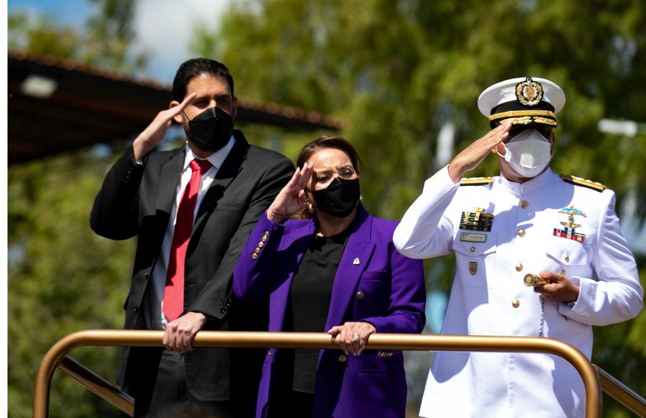 Presidenta recibe el bastón  de mando de las Fuerzas Armadas de Honduras