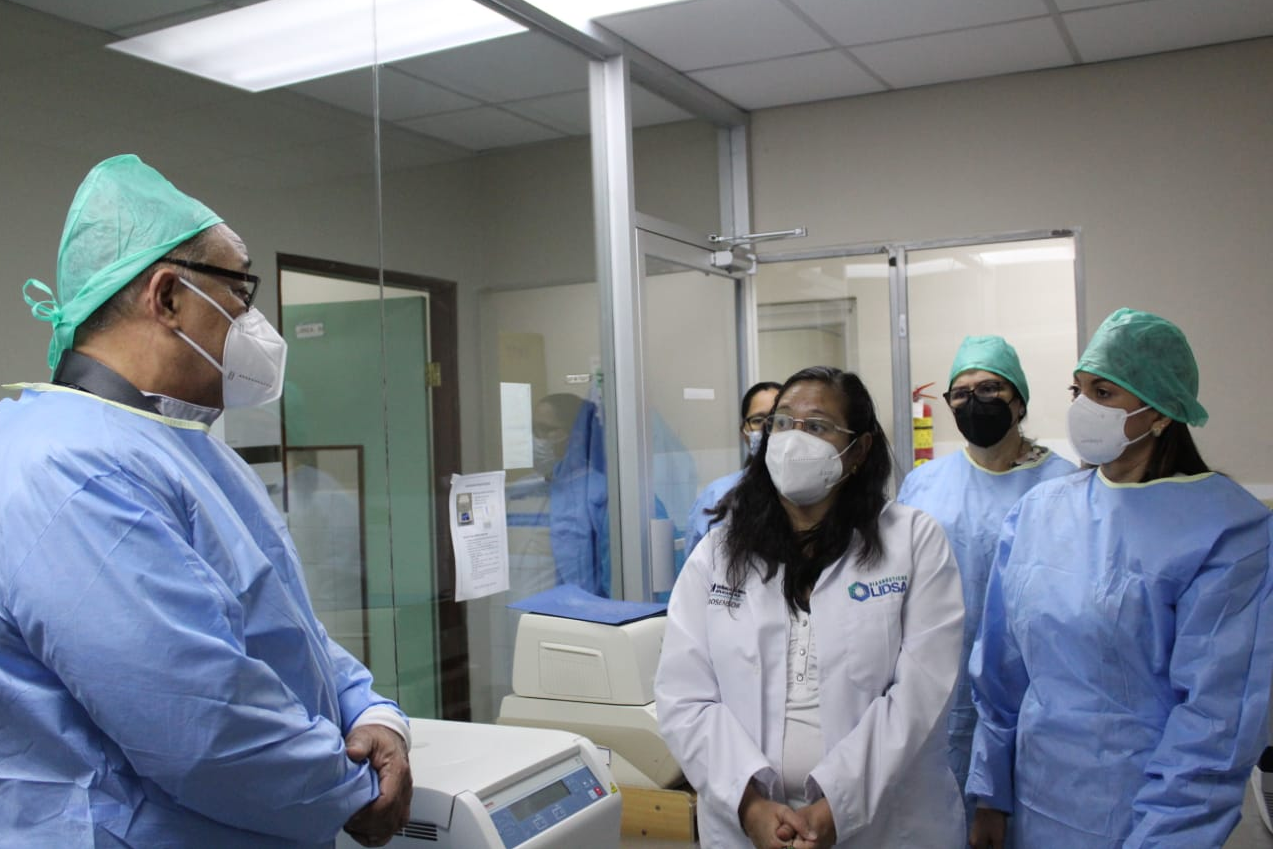 Salud recibe equipo para el laboratorio de virología