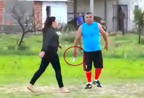 Policía enfurecido saca su arma de reglamento luego de perder un partido de fútbol